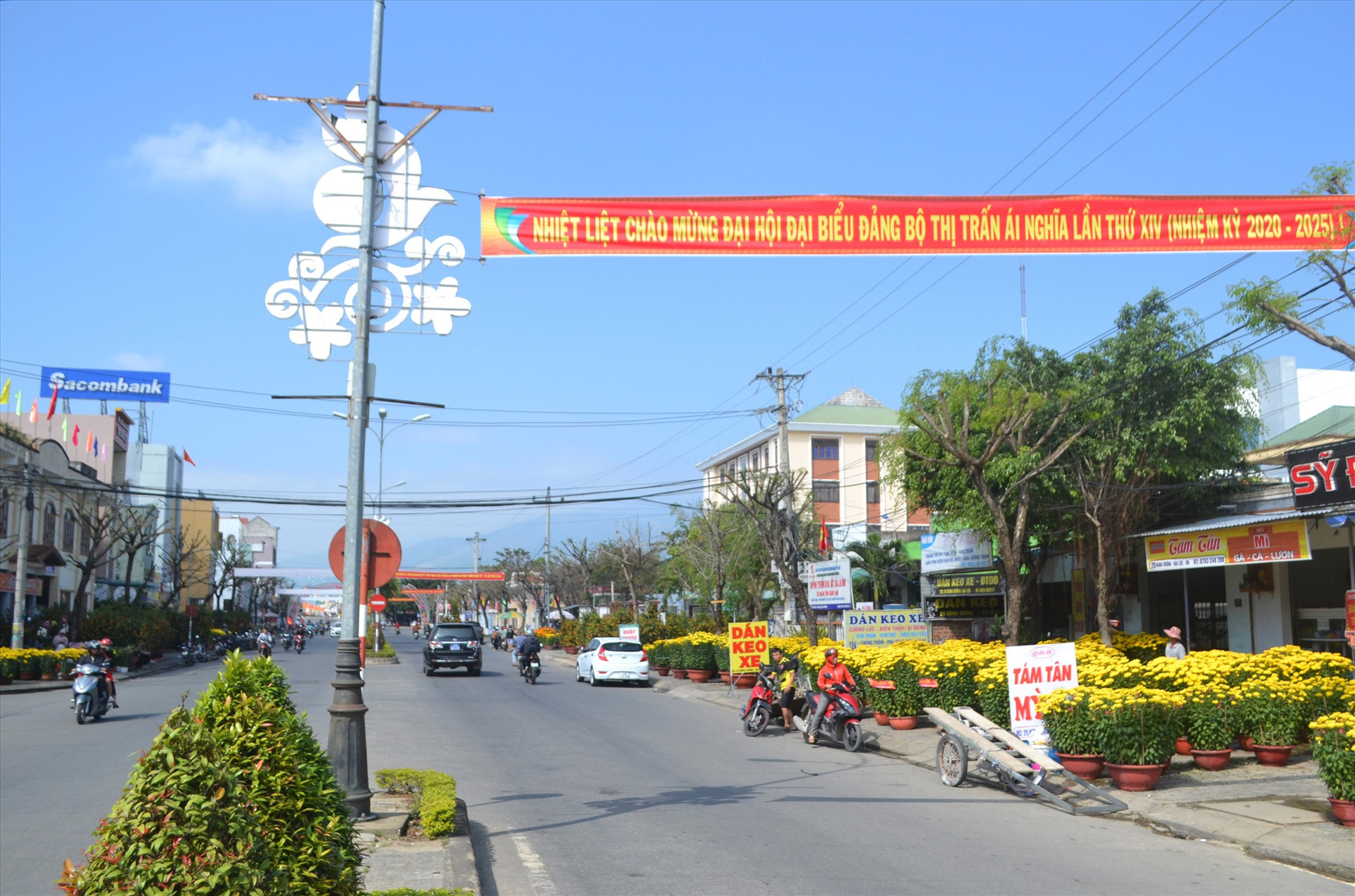 Tuyên truyền trực quan về đại hội đảng các cấp trên trục đường chính qua trung tâm huyện Đại Lộc. Ảnh: CT