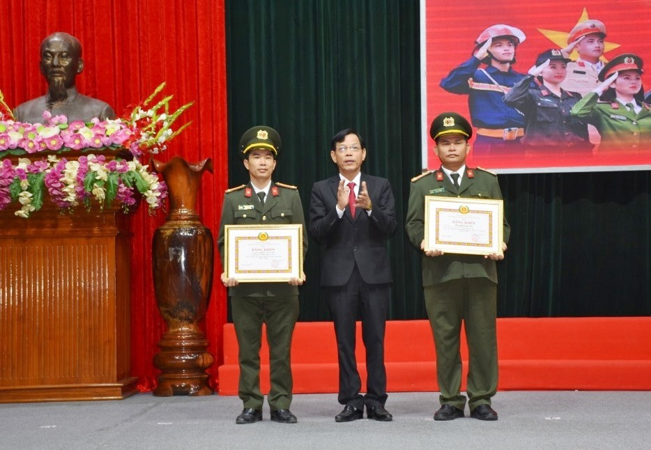 Đồng chí Nguyễn Chín trao bằng khen cho Đại tá Huỳnh Sông Thu và đại diện Chi bộ Tham mưu - Tổng hợp