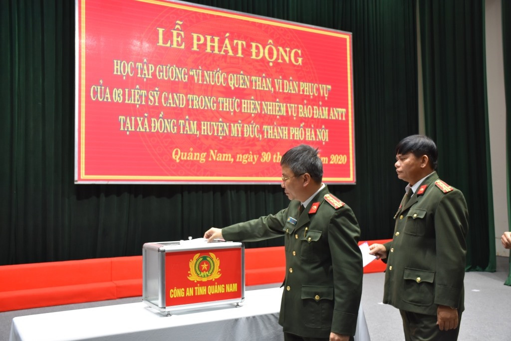 Phát huy truyền thống tương thân, tương ái, lãnh đạo, cán bộ chiến sĩ Công an tỉnh Quảng Nam quyên góp, ủng hộ 60 triệu đồng cho 3 gia đình liệt sĩ CAND.