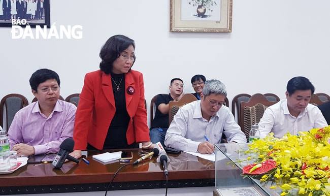 Thứ trưởng Bộ Y tế Nguyễn Trường Sơn (thứ 2 từ phải qua) làm việc với ngành y tế thành phố về công tác phòng, chống dịch bệnh do virus nCov