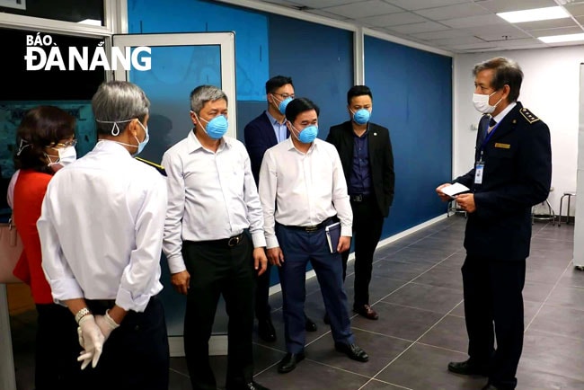 Kiểm tra công tác giám sát, theo dõi thân nhiệt du khách khi nhập cảnh vào Đà Nẵng Ảnh: PHAN CHUNG
