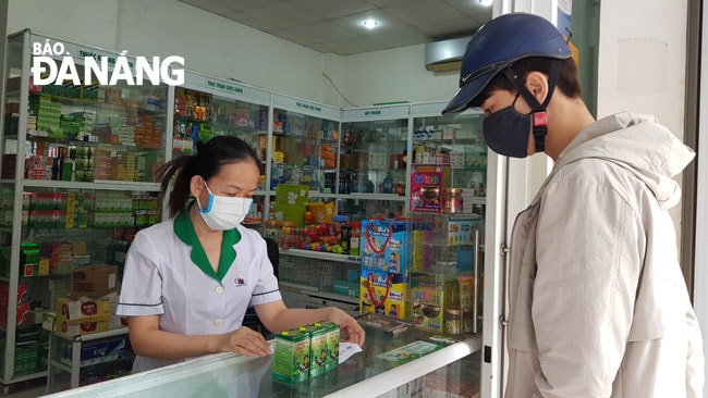 Khẩu trang, dung dịch rửa tay đang