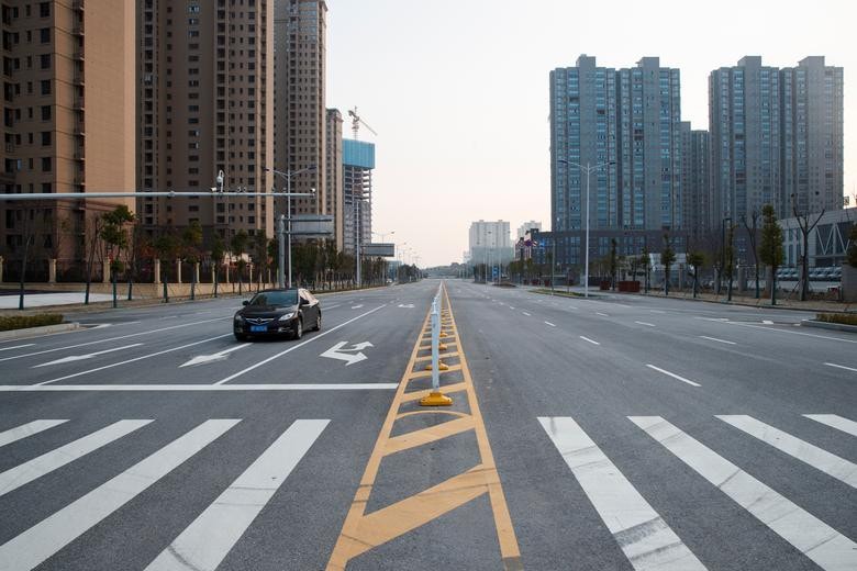 Chiếc ô tô chạy qua con đường vắng vẻ ở khu vực Yueyang, tỉnh Hồ Nam, giáp với tỉnh Hồ Bắc ngày 28/1. Tuyến đường này đã bị phong tỏa 1 phần.