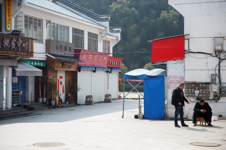 Ngôi làng bên ngoài đền Donglin, ở Cửu Giang, tỉnh Giang Tây thường là nơi có đông du khách ghé thăm, nhưng thời điểm này cũng trở nên vắng ngắt./.