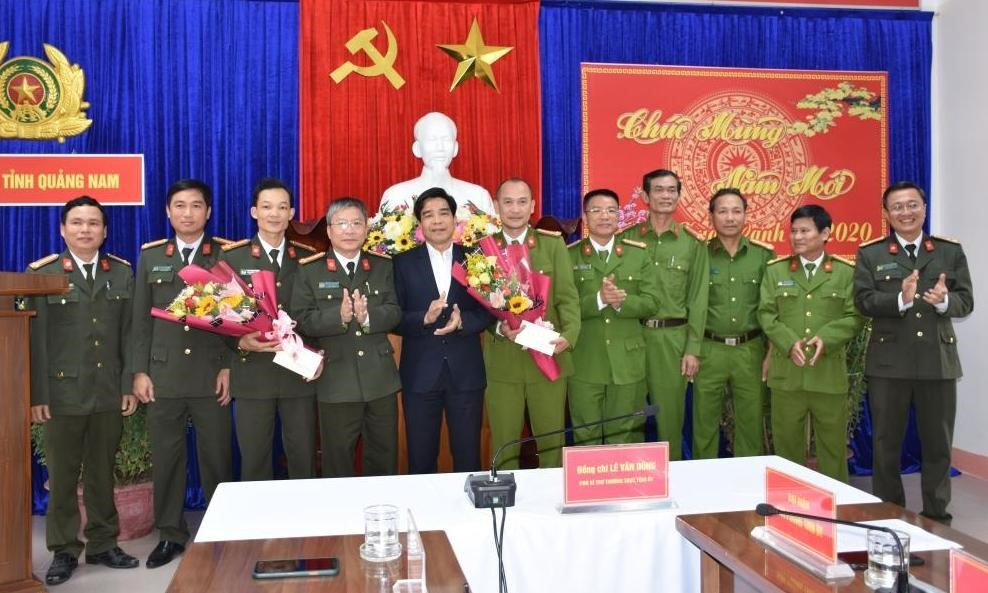 Đồng chí Lê Văn Dũng tặng hoa, quà chúc mừng lãnh đạo, CBCS Công an Quảng Nam.