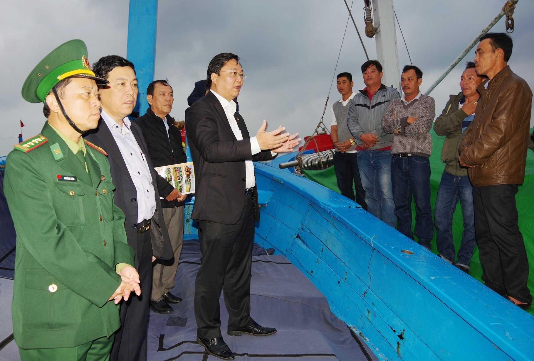 Chủ tịch UBND tỉnh Lê Trí Thanh lên tàu trò chuyện cùng ngư dân