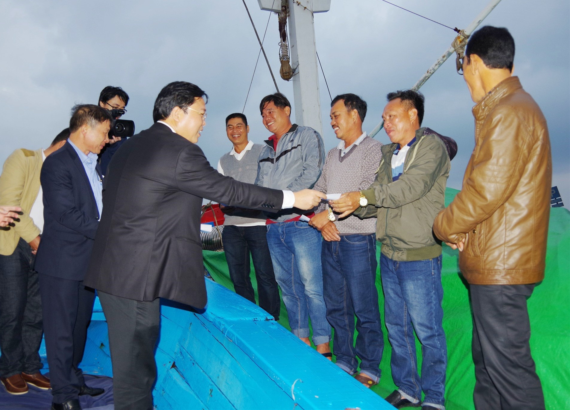 Chủ tịch UBND tỉnh Bình thăm hỏi, tặng quà ngư dân