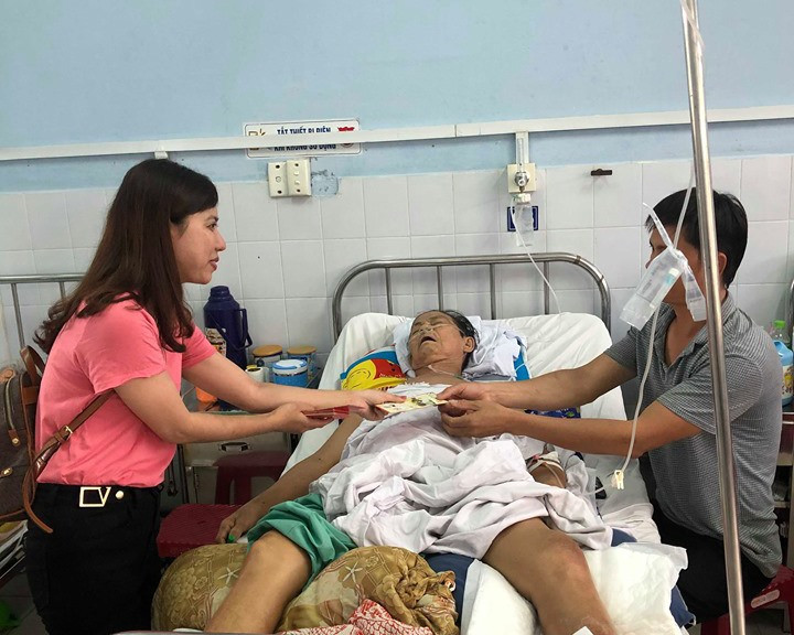 Lì xì và tặng quà cho bệnh nhân điều trị tại BVĐK Quảng Nam dịp Tết Canh Tý. Ảnh: P.G