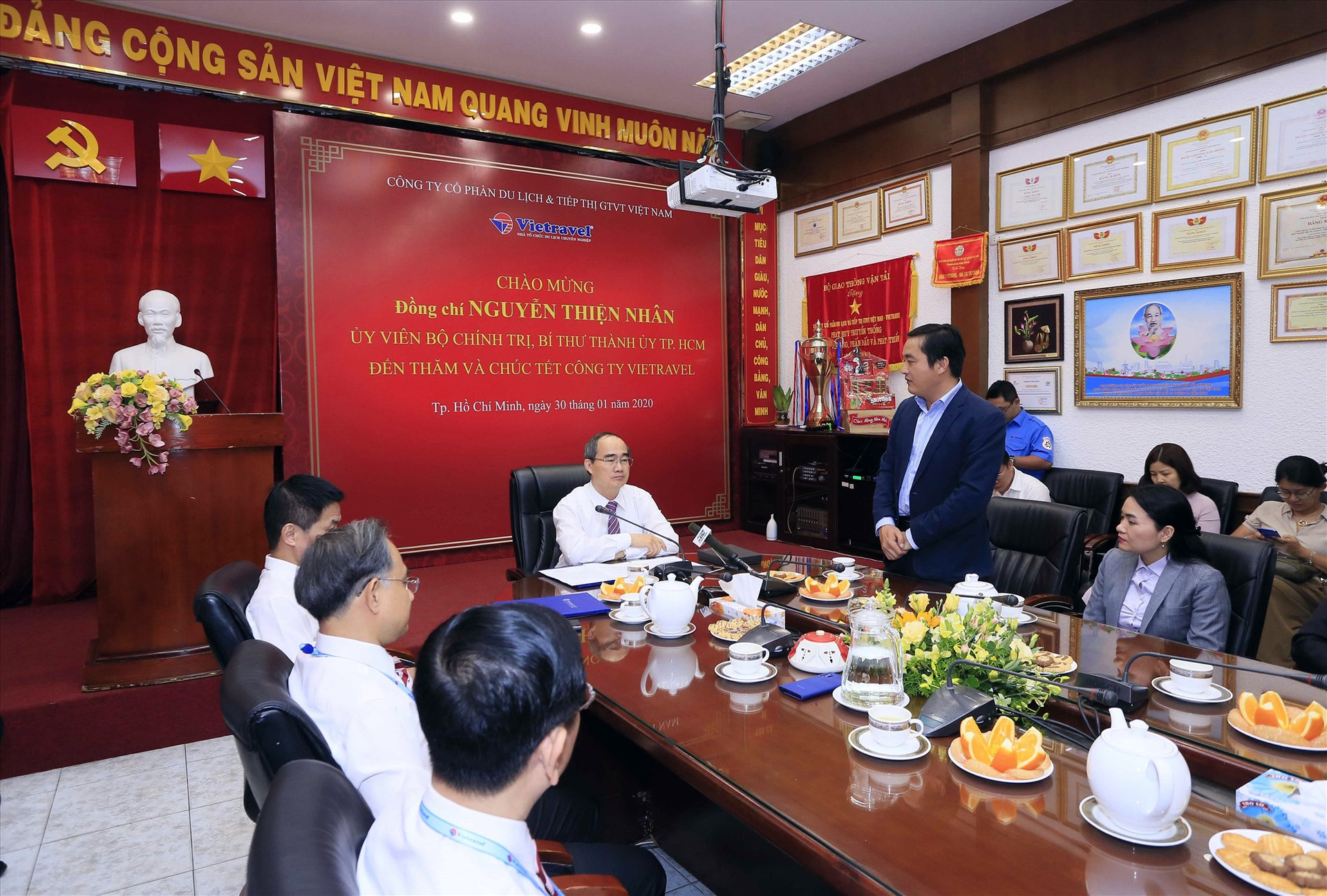 Bí thư Thành ủy Hồ Chí Minh nghe lãnh đạo Vietravel báo cáo những thành tích Công ty đạt được thời gian qua