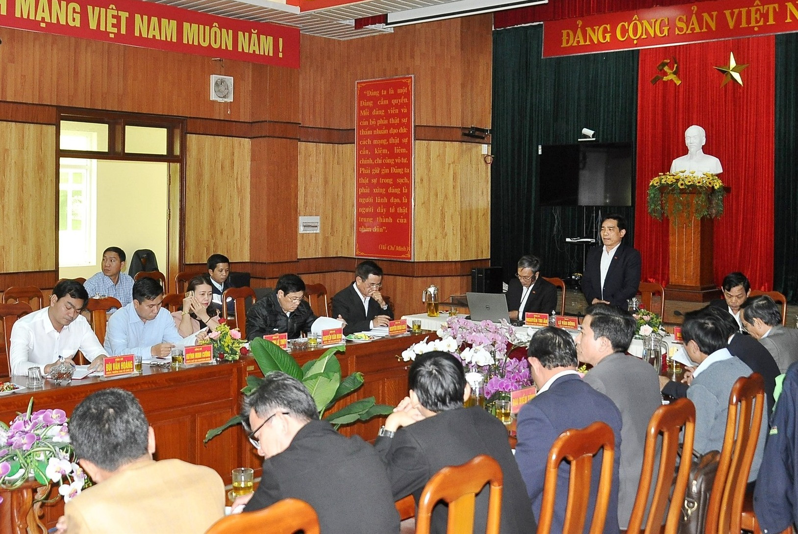 Tổ công tác của Tỉnh ủy làm việc với Huyện ủy Núi Thành về công tác chuẩn bị tổ chức Đại hội Đảng các cấp nhiệm kỳ 2020 - 2025. Ảnh: VINH ANH