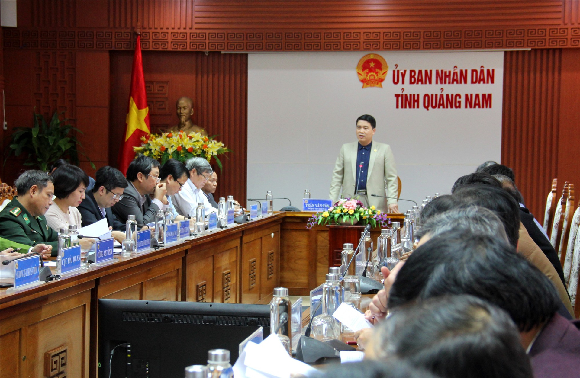 Phó Chủ tịch UBND tỉnh Trần Văn Tân chỉ đạo tại buổi làm việc. Ảnh: A.N