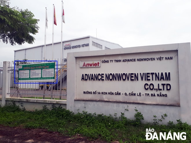 Những tấm bảng tuyển dụng (trong vòng tròn) của các doanh nghiệp trong  Khu công nghiệp Hòa Cầm đều khá cũ.   Ảnh: THANH VÂN