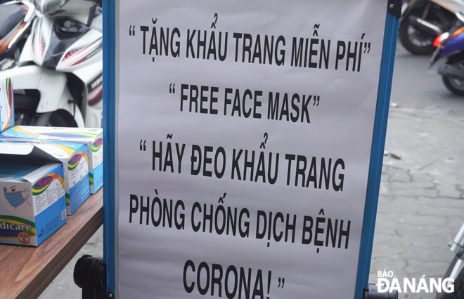 Thông báo tặng khẩu trang miễn phí tại một quán cà-phê, trà sữa trên đường Hoàng Hoa Thám. Ảnh: TRƯỜNG KỲ