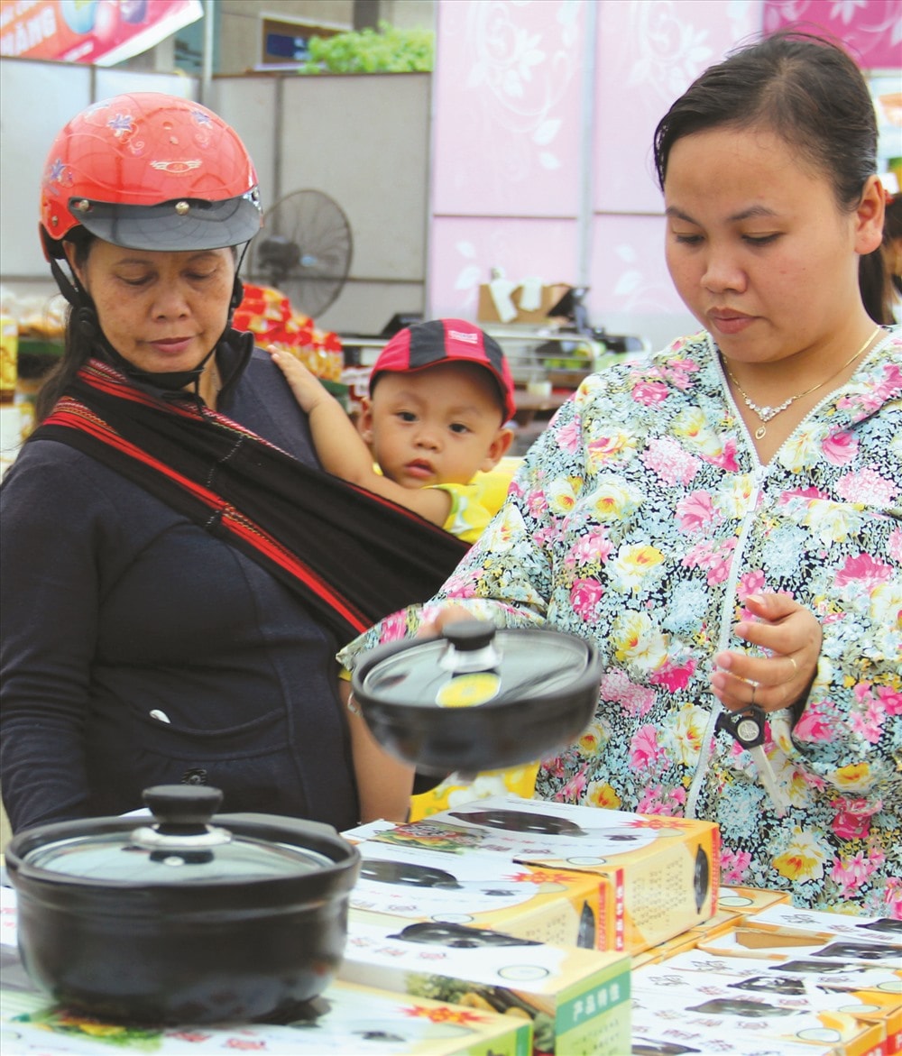 Quá trình đô thị hóa miền núi giúp đồng bào có cơ hội tiếp cận với các dịch vụ thương mại, phục vụ nhu cầu cuộc sống.Ảnh: ALĂNG NGƯỚC