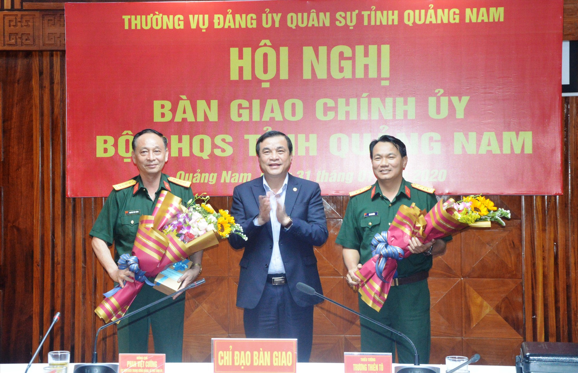 Bí thư Tỉnh ủy Phan Việt Cường tặng hoa cho Đại tá Nguyễn Tấn Thành và Thượng tá Mai Kim Bình.