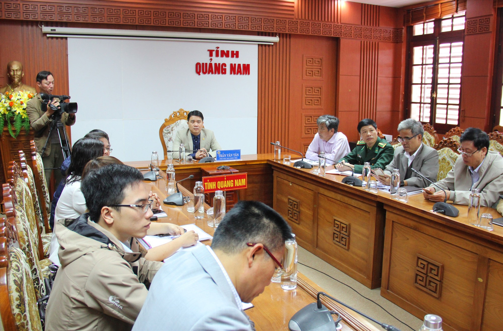 Phó Chủ tịch UBND tỉnh Trần Văn Tân chủ trì ở đầu cầu Quảng Nam. Ảnh: A.N