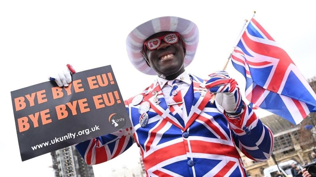 Một công dân Anh cầm biểu ngữ chia tay EU trước tòa Nghị Viện Anh. Ảnh: AFP