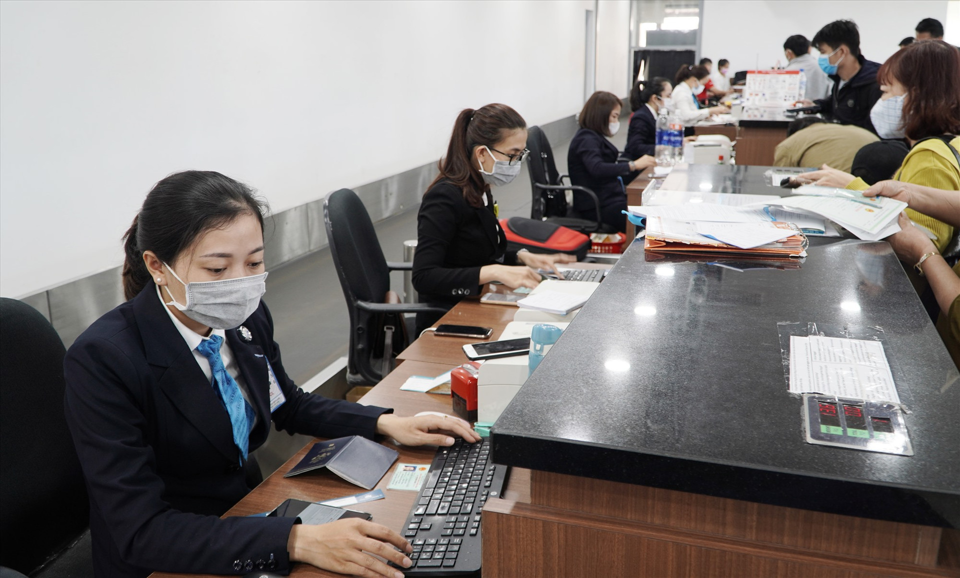 Toàn bộ nhân viên của Càng hàng không Chu Lai đều mang khẩu trang khi làm việc. Ảnh: VINH THẮNG