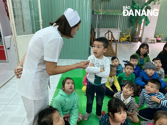 Để phòng, chống dịch bệnh Corona, học sinh Đà Nẵng được nghỉ học từ ngày 3 đến ngày 9-2. (Trong ảnh: Nhân viên y tế hướng dẫn cách phòng bệnh cho học sinh mầm non Trường mầm non Bình Minh. Ảnh: NGỌC PHÚ)