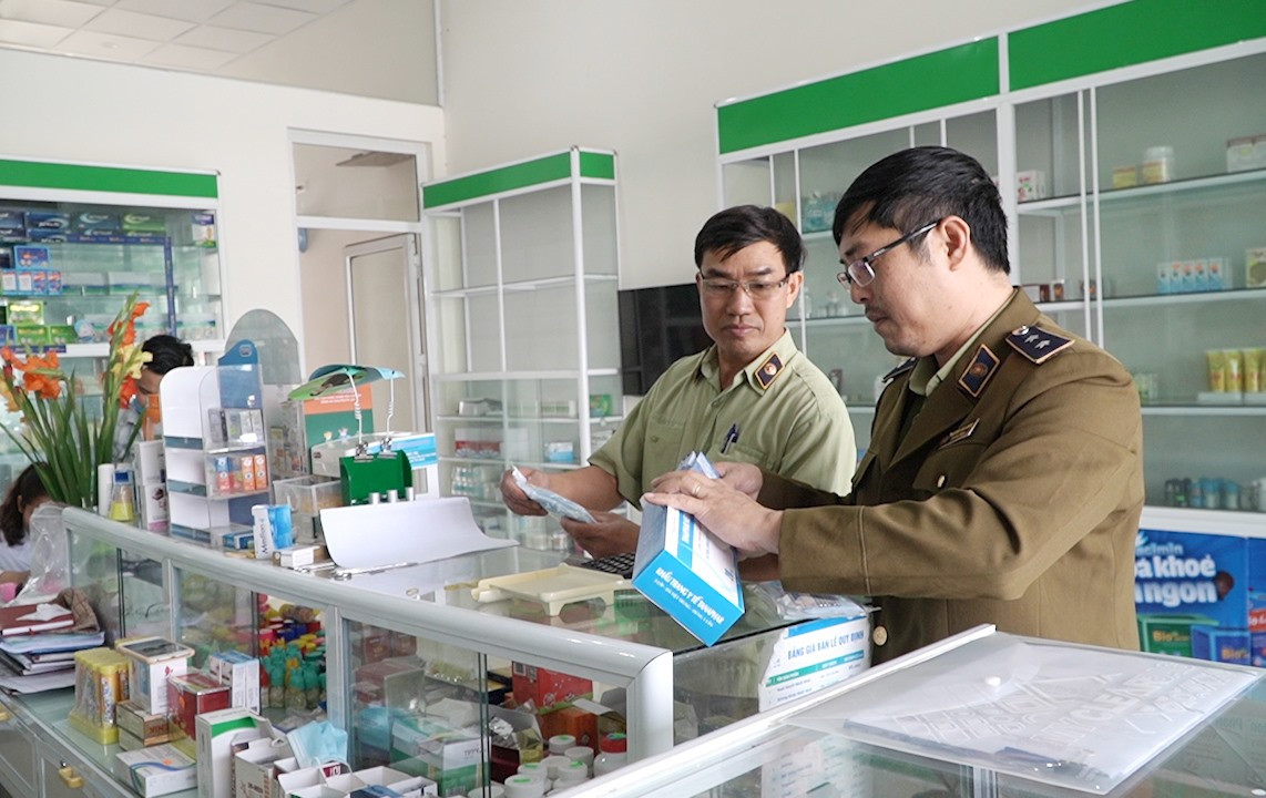 Đội quản lý thị trường số 1 (Cục Quản lý thị trường Quảng Nam) kiểm tra vật tư y tế tại một hiệu thuốc ở TP.Tam Kỳ. Ảnh: VINH THẮNG