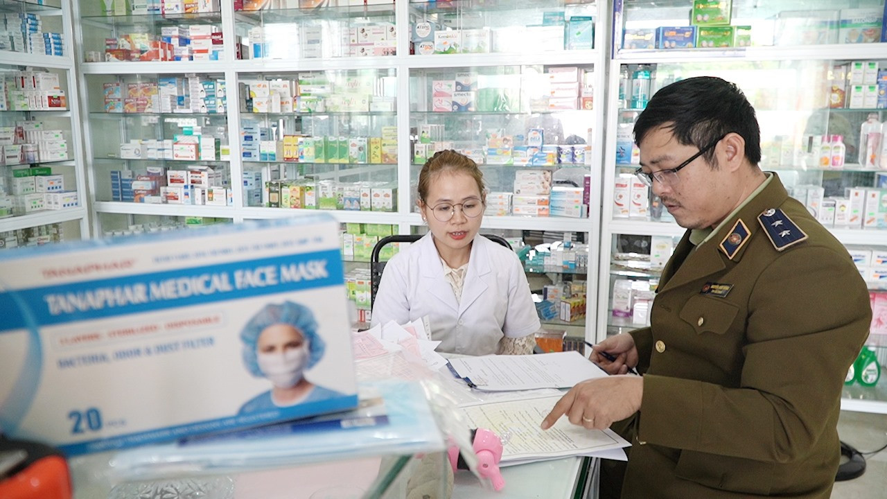 Cục Quản lý thị trường Quảng Nam sẽ xử lý nghiêm những trường hợp vi phạm về giá bán và đầu cơ vật tư y tế. Ảnh: VINH THẮNG