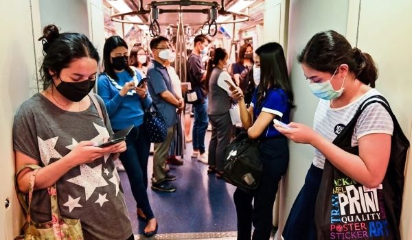 Người dân đeo khẩu trang phòng ngừa virus Corona ở Bangkok. Ảnh: AFP