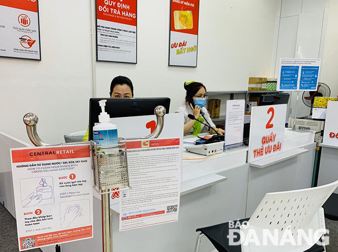 Các siêu thị chủ động trong việc phòng chống dịch bằng cách đeo khẩu trang, trang bị các dung dịch diệt khuẩn cho nhân viên, khách hàng sử dụng. (ảnh chụp tại siêu thị Big C). Ảnh: KHÁNH HÒA
