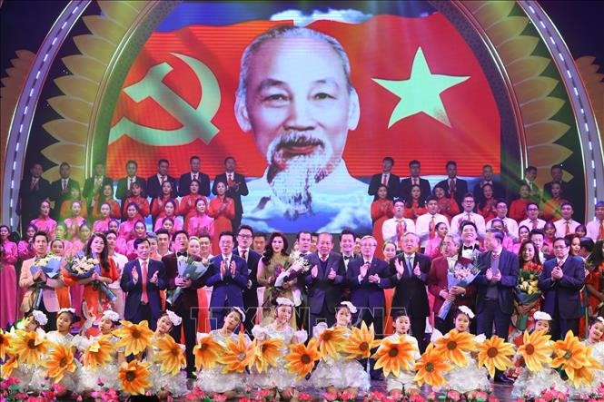 Các đồng chí lãnh đạo Đảng, Nhà nước lên tặng hoa các nghệ sĩ tại Chương trình nghệ thuật đặc biệt “Mùa xuân dâng Đảng” được tổ chức tối 2/2/2020. Ảnh: Minh Quyết/TTXVN