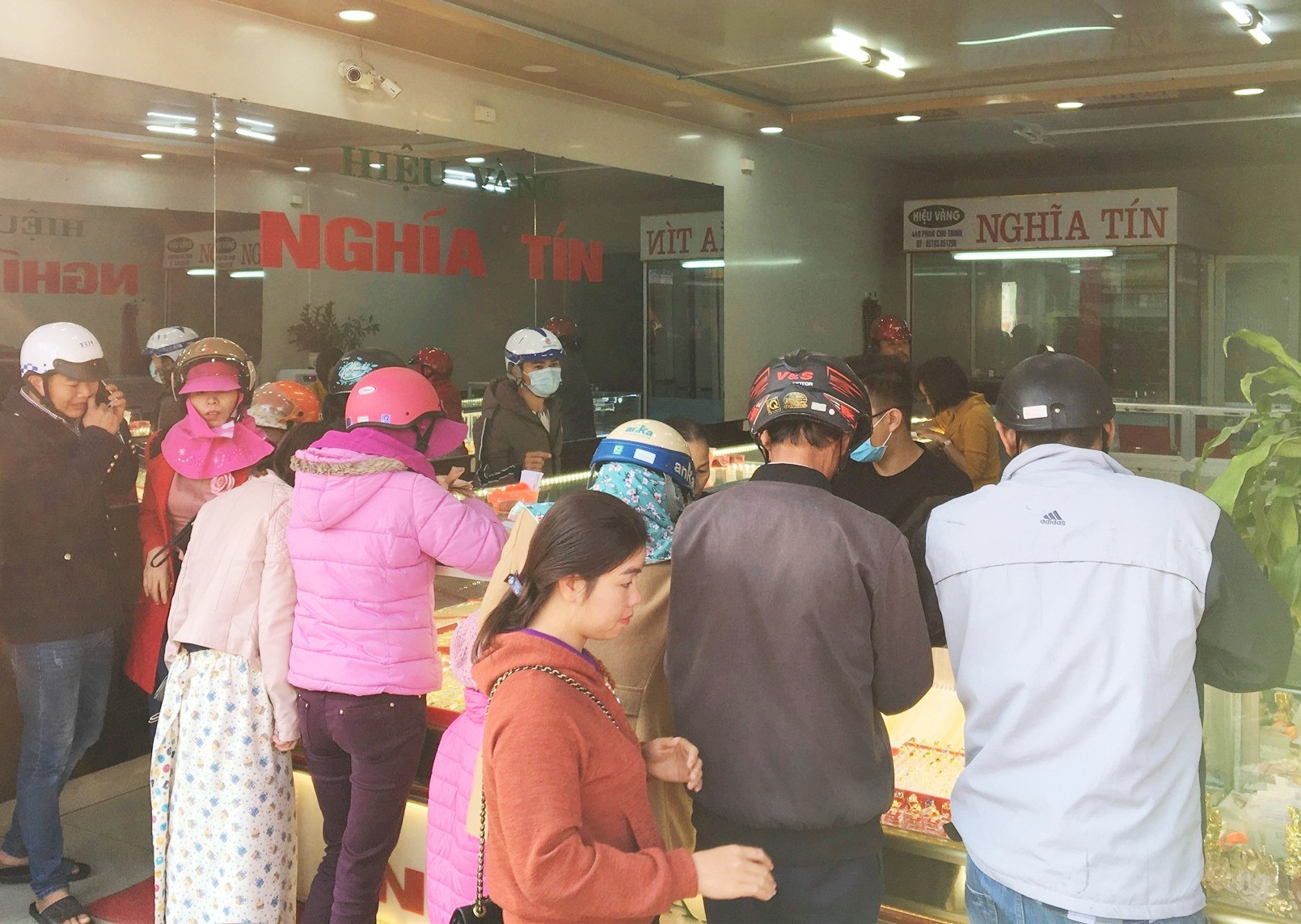 Người dân chen nhau mua vàng tại cửa hàng Nghĩa Tín (đường Phan Châu Trinh, TP. Tam Kỳ). Ảnh: KL