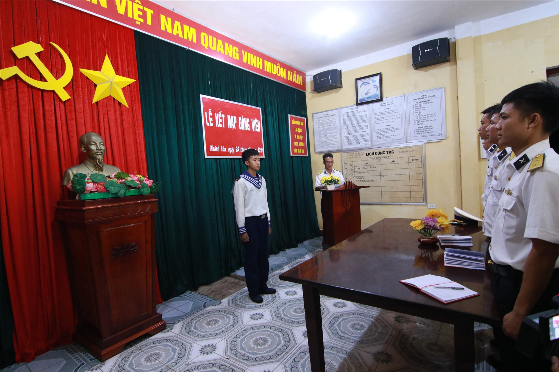 Chiến sĩ trẻ Nguyễn Văn Phương đứng nghiêm trong phút công bố kết nạp Đảng tại đảo Sinh Tồn. Ảnh: T.C