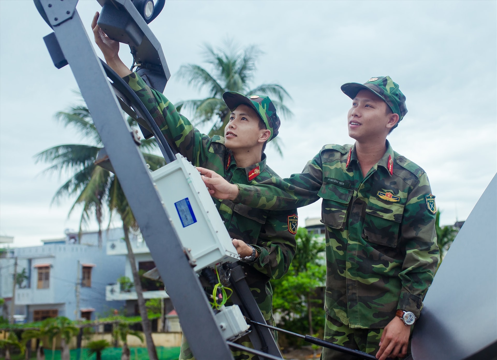 Làm chủ khí tài thông tin hiện đại. Ảnh: Đ.T.N.D