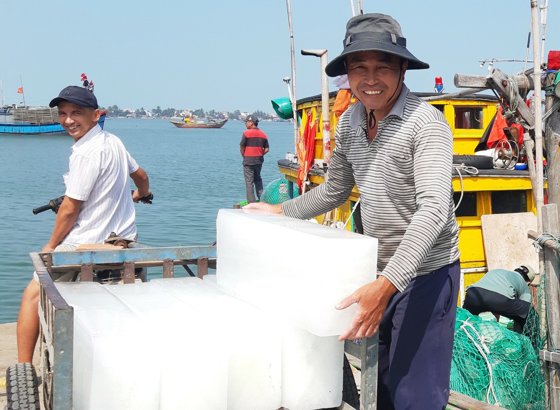 Ngư dân Duy Xuyên chuẩn bị các điều kiện để vươn khơi đánh bắt hải sản dài ngày. Ảnh: T.P