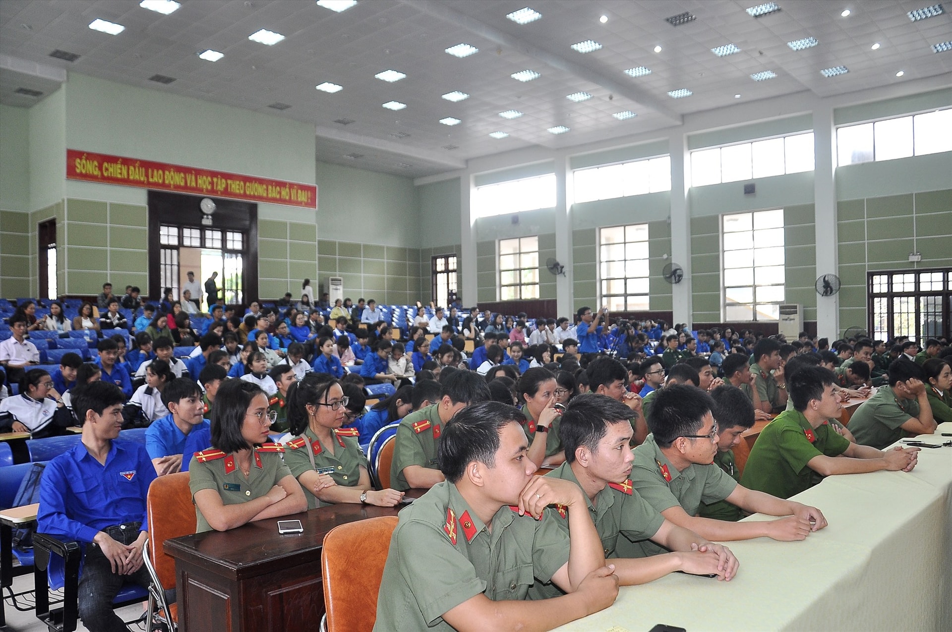 Đông đảo cán bộ, chiến sĩ và đoàn viên thanh niên tham dự lễ phát động. Ảnh: VINH ANH