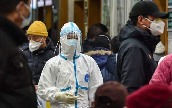 Nỗ lực cứu chữa người bệnh nhiễm virus corona đối mặt thêm với nhiều thách thức từ vấn nạn tin tức giả gây hoang mang dư luận. Ảnh: AFP