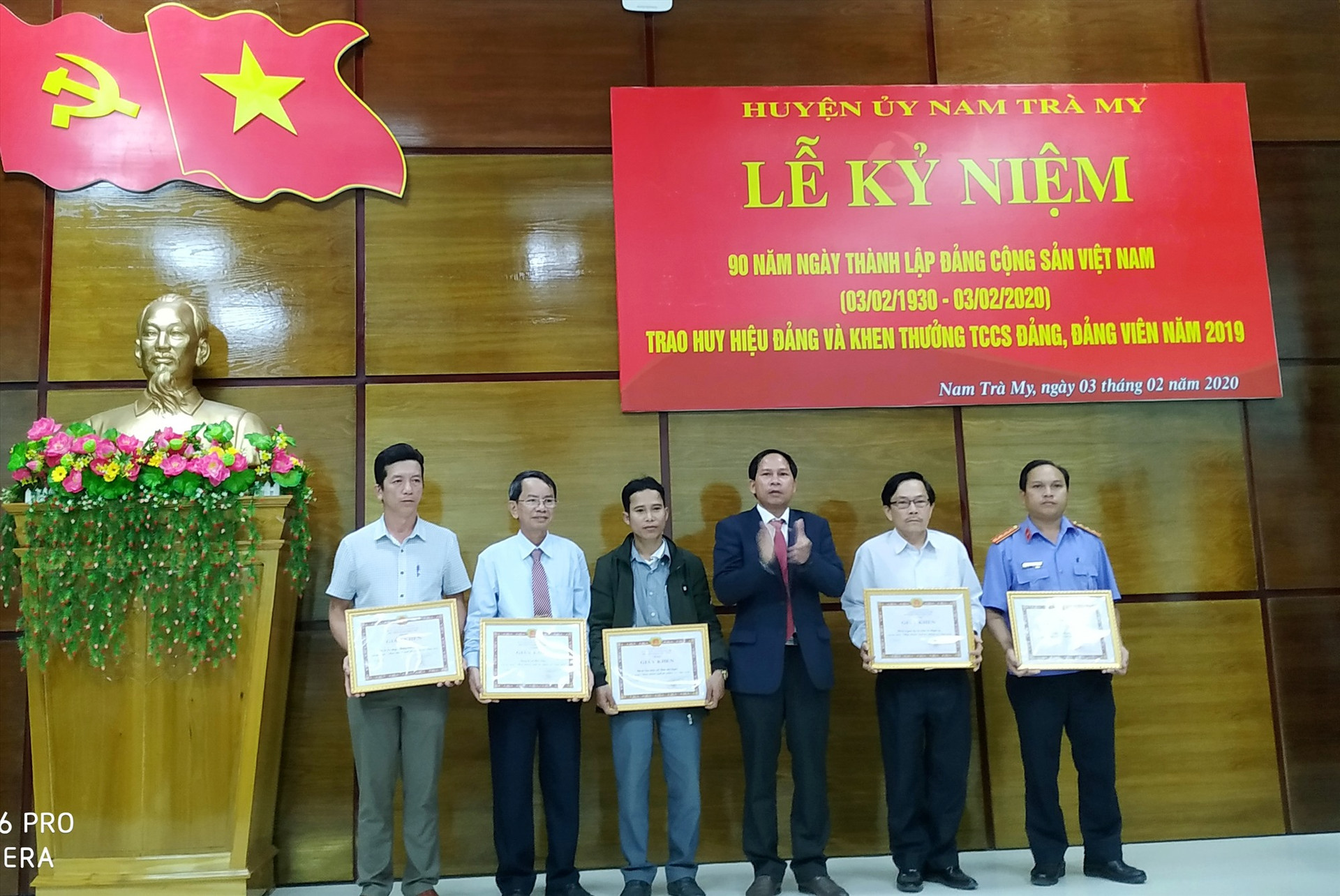 trao giấy khen 5 tổ chức đảng hoàn thành xuất sắc nhiệm vụ năm 2019.