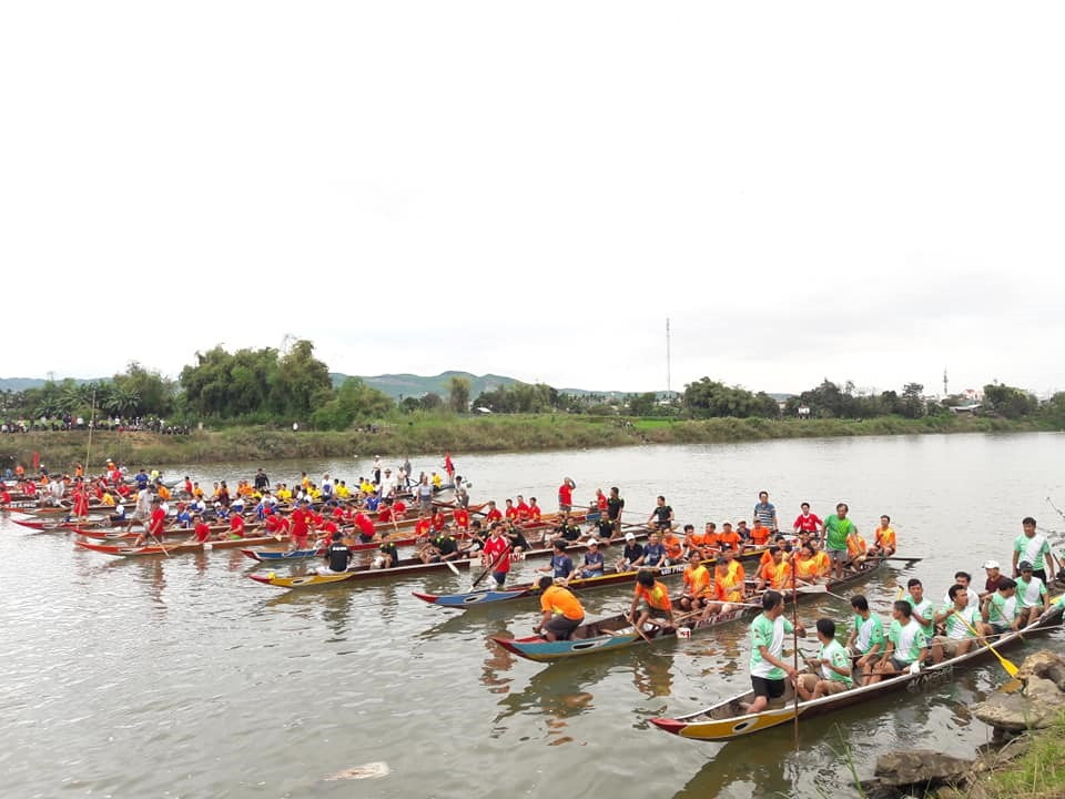 Lễ hội đua ghe đảo thủy ở Đại Lộc. Ảnh: HOÀNG LIÊN