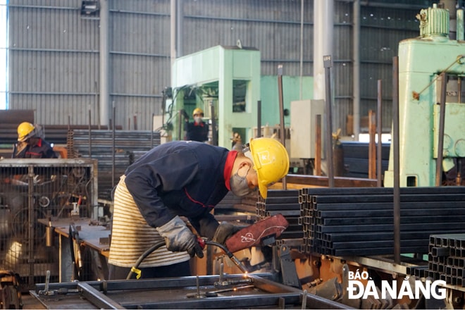 Doanh nghiệp duy trì sản xuất và chủ động gỡ khó trước tình hình dịch bệnh. TRONG ẢNH: Hoạt động sản xuất tại Công ty TNHH Lovepop Việt Nam. Ảnh: KHANG NINH