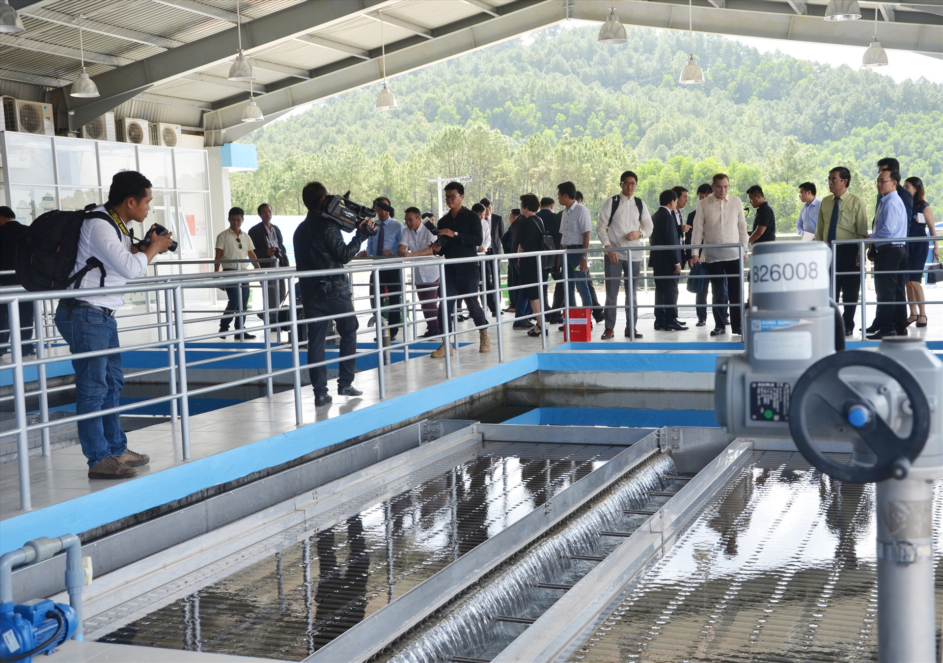 Tỉnh có nhiều cơ chế thu hút các hình thức đầu tư nước sạch tập trung. TRONG ẢNH: Dây chuyền sản xuất của Nhà máy nước BOO Phú Ninh tại xã Tam Xuân 2 (Núi Thành). Ảnh: H.P