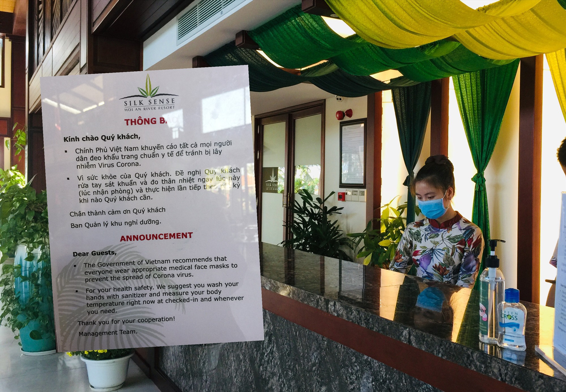 Mẫu thư khuyến cáo dịch bệnh do vi rút corona ngắn gọn bằng 2 thứ tiếng Việt và Anh tại quầy lễ tân Silk Sense Resort Hội An. Ảnh: H.V