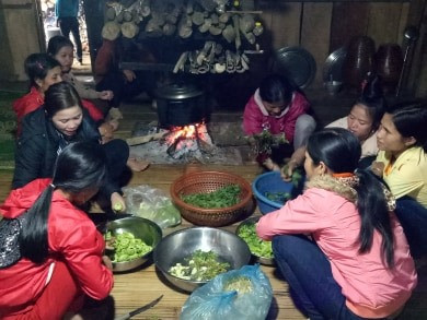 Hội viên Chi hội phụ nữ thôn 2 (xã Trà Linh) chuẩn bị bữa cơm cho chị em sau mỗi hoạt động của chi hội.  Ảnh: M.H