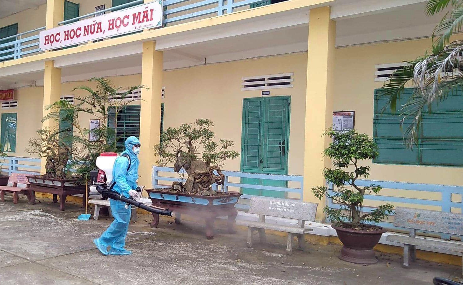 Phun xử lý hóa chất tại trường PTTH Nguyễn Duy Hiệu