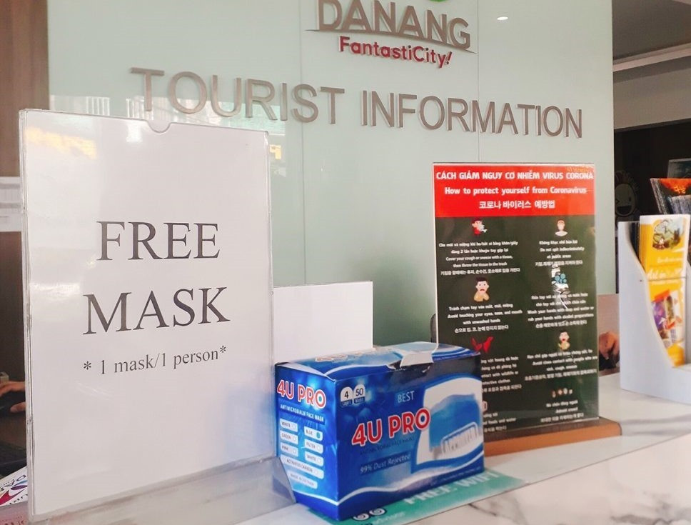 Mỗi người khách du lịch được hỗ trợ 1 khẩu trang y tế miễn phí khi đến Đà Nẵng. Ảnh TC
