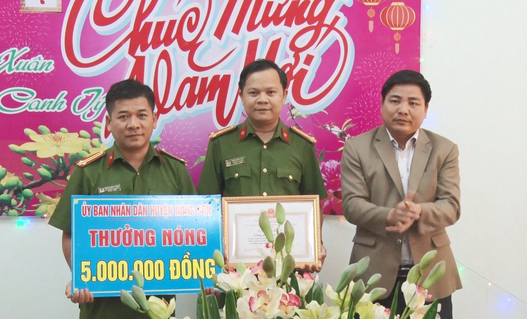 Chủ tịch UBND huyện Nông Sơn đến khen thưởng nóng tập thể Công an huyện