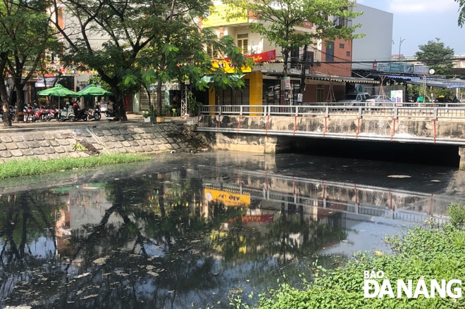 Nguồn nước kênh đen kịt bốc mùi hôi thối, ảnh hưởng nghiêm trọng đến cuộc sống người dân.Ảnh: NGỌC ĐOAN