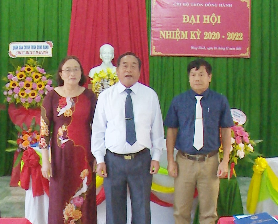 Ông Nguyễn Văn Lý (giữa) vừa nghỉ hưu đã nhận nhiệm vụ Bí thư Chi bộ thôn Đồng Hành, xã Tam Ngọc.