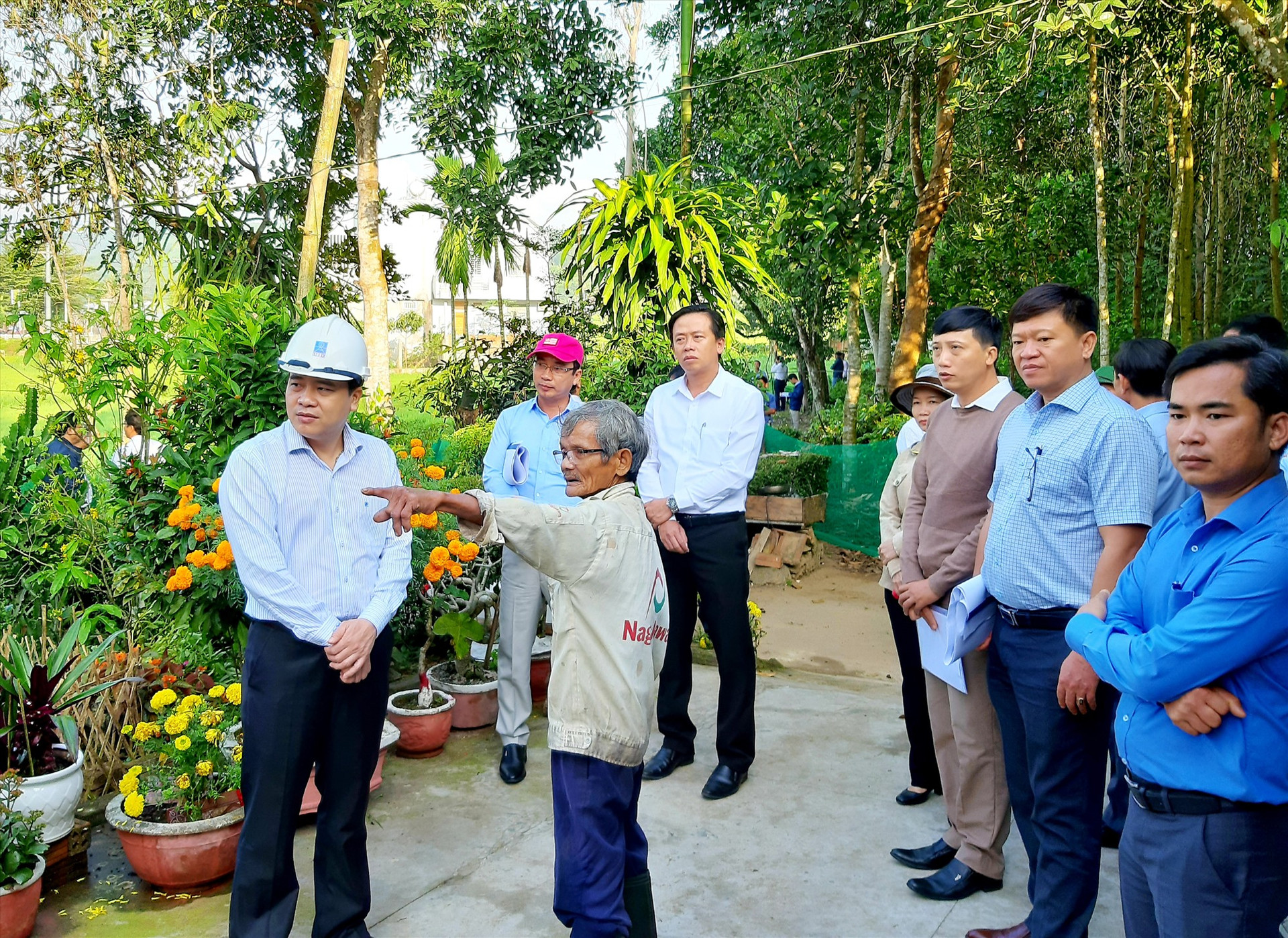 Phó Chủ tịch UBND tỉnh Trần Văn Tân khảo sát vị trí xây dựng mới Trường THPT Trần Đại Nghĩa. Ảnh: VĂN SỰ