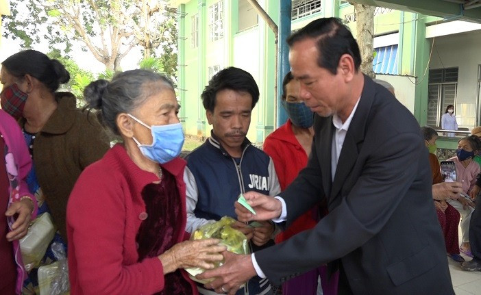 Trong chương trình đầu tiên, bữa cơm Từ Ái đã được trao cho gần 200 bệnh nhân đang điều trị tại Trung tâm Y tế huyện Thăng Bình. Ảnh: SƯƠNG TÂN