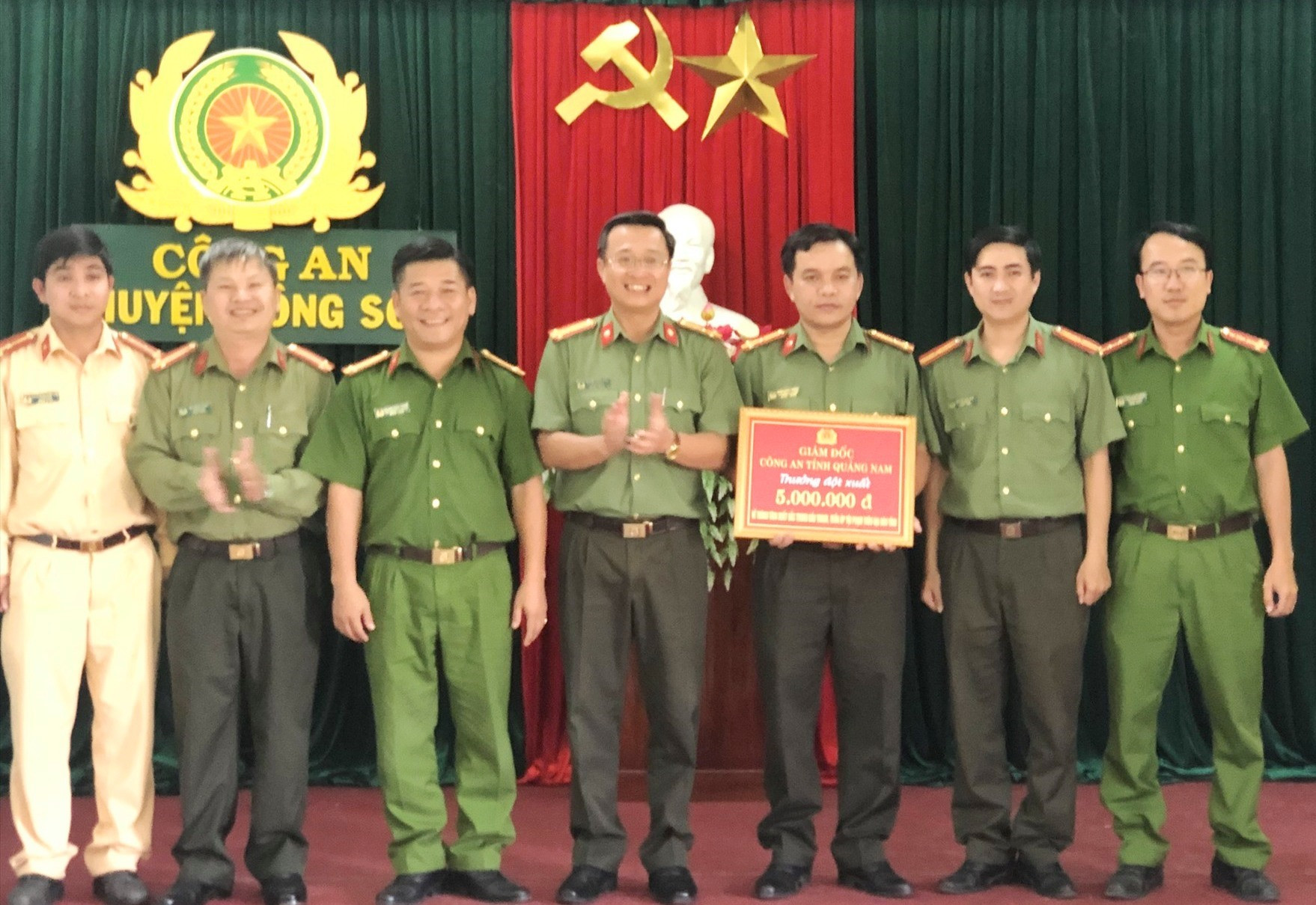 Thượng tá Nguyễn Thành Long - Phó giám đốc Công an tỉnh đến khen thưởng nóng cho Công an huyện Nông Sơn.