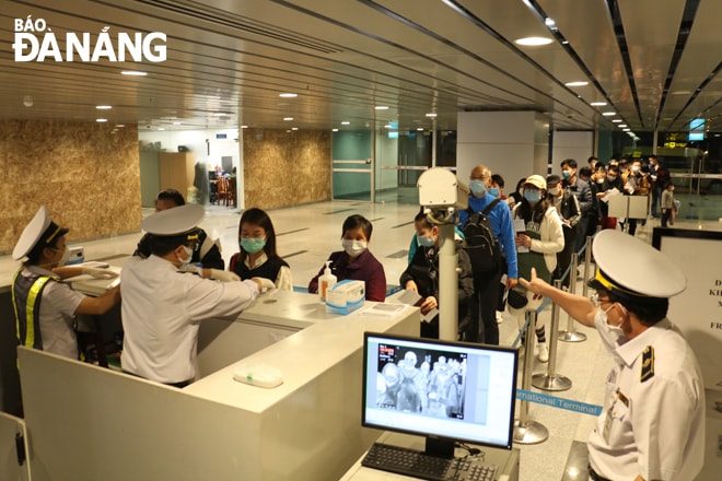 Ngành y tế Đà Nẵng đề xuất được chủ động trong việc nâng cao năng lực giám sát, xét nghiệm đối với chủng nCoV. TRONG ẢNH: Du khách xếp hàng đo thân nhiệt và làm thủ tục nhập cảnh tại Sân bay Đà Nẵng. Ảnh: PHAN CHUNG