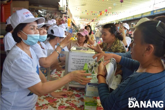 Phát khẩu trang miễn phí cho người dân và cả khách du lịch để góp phần phòng ngừa dịch bệnh là hành động đẹp của thành phố Đà Nẵng trong những ngày qua. Ảnh: KHÁNH HÒA